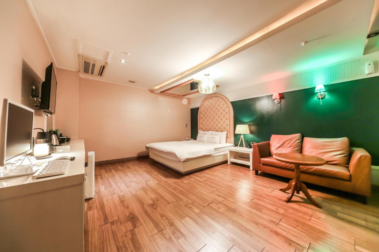 Gimhae Business Hotel K Esterno foto